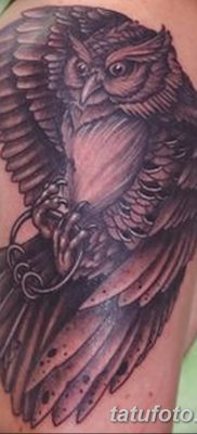 fotó egy bagoly tetoválásról, kulccsal, keltezésű, 2017.10.18. №037 - bagoly tetoválás kulccsal -