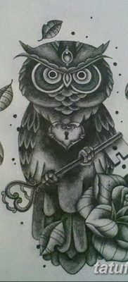 fotó egy bagoly tetoválásról, kulccsal, keltezésű, 2017.10.18. №042 - bagoly tetoválás kulccsal -