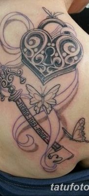 fotó bagoly tetoválásról, kulccsal, keltezésű, 2017.10.18., 051. szám - bagolytetoválás kulccsal -