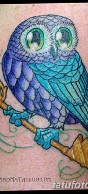 fotó egy bagoly tetoválásról, kulccsal, keltezésű, 2017.10.18. №064 - bagoly tetoválás kulccsal -