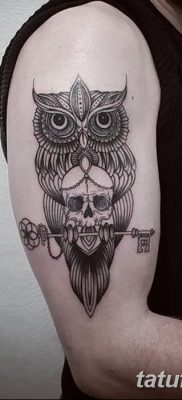 fotó bagoly tetoválásról, kulccsal, kelt, 2017.10.18. №065 - bagoly tetoválás kulccsal -