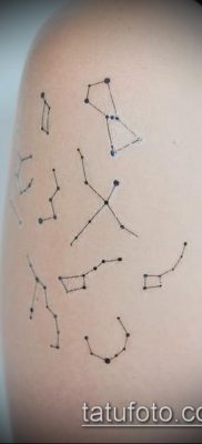 fotó egy csillagkép tetoválásról (jelentése) - példa egy érdekes tetoválási rajzra - 078