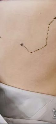 fotó egy csillagkép tetoválásról (jelentése) - példa egy érdekes tetoválási rajzra - 076