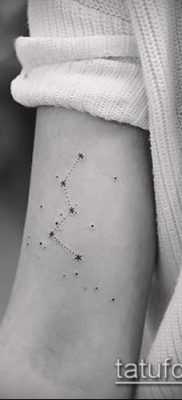 fotó egy csillagkép tetoválásról (jelentése) - egy példa egy érdekes tetoválási rajzra - 070
