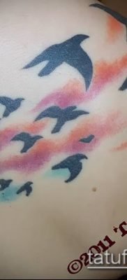 A madár nyáj tetoválás # 224 a minta klassz változata, amely könnyen használható változtatásra és madárcsapat vállra történő tetoválására