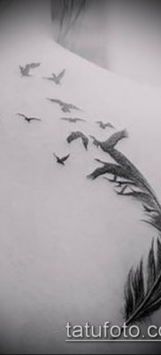 A madárállomány tetoválása # 253 a minta klassz változata, amely jól használható a madárcsapat átalakítására és tetoválásként történő alkalmazására a lapockán.