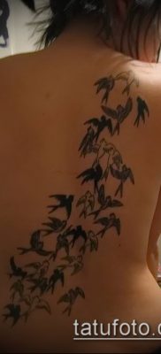 A madárállomány tetoválása # 801 a minta klassz változata, amely jól használható a madárcsapat átalakítására és tetoválásként való felhelyezésére a lábára