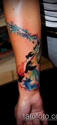 A madárállomány tetoválása # 586 a minta klassz változata, amely sikeresen használható a madárállomány megváltoztatására és tetoválására a hátán