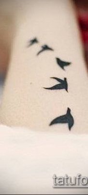 A madárállomány tetoválása # 920 a minta érdekes változata, amely sikeresen használható madárcsapat átalakítására és tetoválásként való alkalmazására az égen