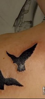 A madárállomány -tetoválás # 364 a minta klassz változata, amely könnyen használható egy madárcsapat átalakítására és tetoválásként történő alkalmazására a lapockán