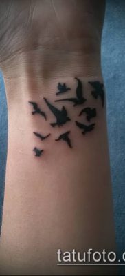 A madarak nyája tetoválása # 654 a minta klassz változata, amely jól használható a madarak nyájának átalakítására és felhelyezésére a karra tetoválásként