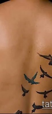 A madarak nyája tetoválása # 867 a minta klassz változata, amely sikeresen használható a tollas madarak nyájának finomítására és alkalmazására tetoválásként