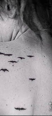 A madarak nyája tetoválása # 951 a minta hűvös változata, amely sikeresen használható egy madárcsapat finomítására és tetoválásként való alkalmazására az égen