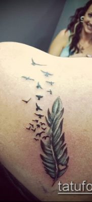 A madárállomány tetoválása # 677 a minta klassz változata, amely sikeresen használható a madárcsapat finomítására és tetoválásként való alkalmazására a nyakán