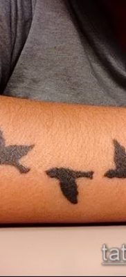 A madárállomány tetoválása # 422 a minta klassz változata, amely könnyen használható madarak nyájának feldolgozására és felhelyezésére a lábára tetoválásként