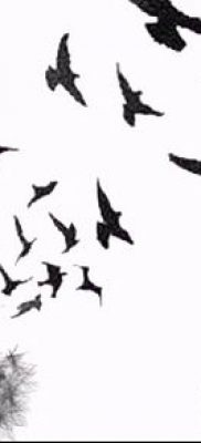 madár nyáj tetoválás №881 - a minta egyedi változata, amely sikeresen használható a nyáj madárcsapatának átalakítására és tetoválásként történő alkalmazására