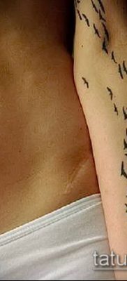 A madárállomány -tetoválás # 45 a minta klassz változata, amely sikeresen használható madárcsapat hátán történő megváltoztatására és tetoválására