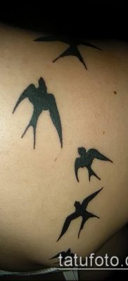 A madárállomány tetoválása # 635 a minta méltó változata, amely jól használható a madarak nyájának átalakítására és felhelyezésére a hátára tetoválásként