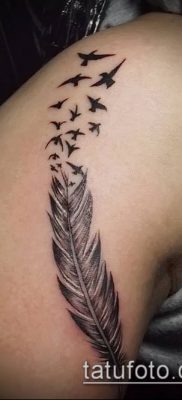 A madárállomány tetoválása # 734 a minta méltó változata, amely jól használható a madarak nyájának átalakítására és tetoválásként való alkalmazására az égen