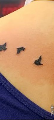 A madárállomány -tetoválás # 983 a minta méltó változata, amely könnyen használható egy madárcsapat lábának megváltoztatására és tetoválására