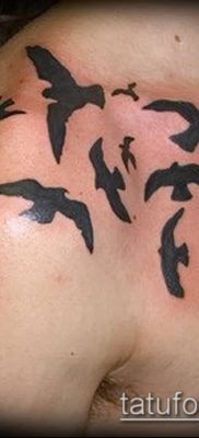 A madárállomány tetoválása # 368 a minta érdekes változata, amely könnyen használható egy madárcsapat átalakítására és felhelyezésére a lábára tetoválásként