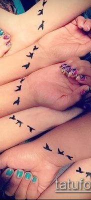 A madárállomány tetoválása # 435 a minta klassz változata, amely jól használható a madárállomány átalakítására és tetoválására tollból