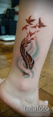 A madárállomány tetoválása # 498 a minta méltó változata, amely sikeresen használható a madárállomány feldolgozására és alkalmazására tetoválásként a tenyér oldalán