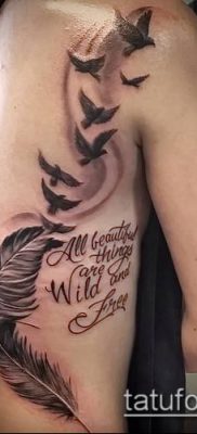 A madarak nyája tetoválása # 333 a minta hűvös változata, amely könnyen használható a tollból készült madárcsapat átalakítására és tetoválásként történő alkalmazására