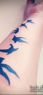 A madárállomány -tetoválás # 474 a minta klassz változata, amely sikeresen használható madárcsapat módosítására és tetoválására a lapockán