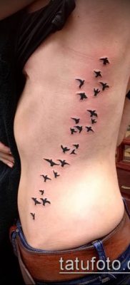 A madárállomány tetoválása # 532 a minta klassz változata, amely jól használható a madarak nyájának átalakítására és tetoválásként való alkalmazására az égen