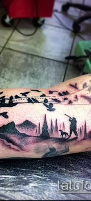 A madár nyáj tetoválás # 812 a minta klassz változata, amely sikeresen használható tollmadár -nyáj feldolgozására és alkalmazására tetoválásként