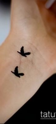 A madárállomány tetoválása # 985 a minta érdekes változata, amely jól használható a madárcsapat véglegesítésére és tetoválásként történő alkalmazására a lábán
