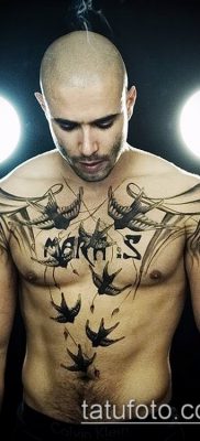 A madárállomány tetoválása # 987 a minta érdekes változata, amely jól használható a madarak nyájának átalakítására és tetoválásként való alkalmazására az égen