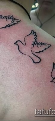 A madárállomány tetoválása # 460 a minta méltó változata, amely sikeresen használható egy madárcsapat átalakítására és tetoválásként való alkalmazására a vállán