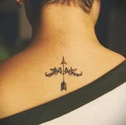 Nyíl tetoválás a hátsó nyakon