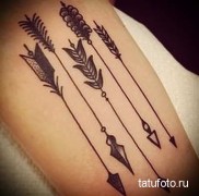 több nyíl a karon lévő tetováláson