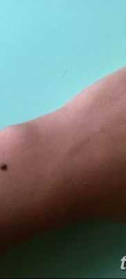 fotó egy pont tetoválásról, dátum: 2017.11.18., 033 - pont tetoválás -