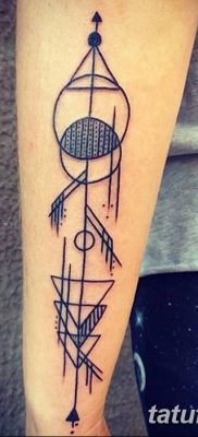 fotó egy háromszög és kör tetoválásról, kelte: 2018.04.21. 004 - háromszög és kör tetoválás -