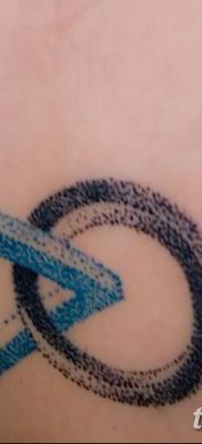 fotó egy háromszög és kör tetoválásról, kelte: 2018.04.21. №008 - háromszög és kör tetoválás -