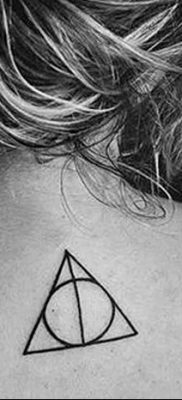 fotó egy háromszög és kör tetoválásról, kelt 2018.04.21. №014 - háromszög és kör tetoválás -