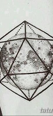 fotó egy háromszög és kör tetoválásról, kelte: 2018.04.21. №019 - háromszög és kör tetoválás -