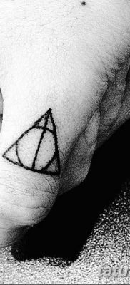 fotó egy háromszög és kör tetoválásról, kelt 2018.04.21. №026 - háromszög és kör tetoválás -
