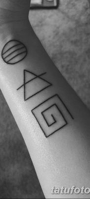 fotó egy háromszög és kör tetoválásról, kelte: 2018.04.21. №031 - háromszög és kör tetoválás -