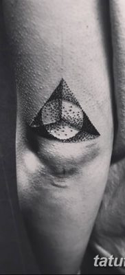 fotó egy háromszög és kör tetoválásról, kelt 2018.04.21. №034 - háromszög és kör tetoválás -