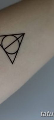 fotó egy háromszög és kör tetoválásról, kelte: 2018.04.21. №035 - háromszög és kör tetoválás -