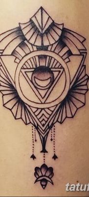 fotó egy háromszög és kör tetoválásról, kelt 2018.04.21. №042 - háromszög és kör tetoválás -