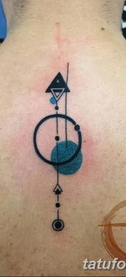 fotó háromszög és kör tetoválásról, kelt 2018.04.21 -én №046 - háromszög és kör tetoválás -