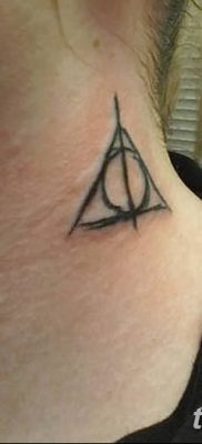 fotó egy háromszög és kör tetoválásról, kelte: 2018.04.21. №052 - háromszög és kör tetoválás -