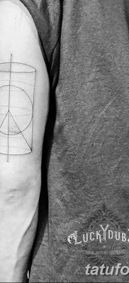 fotó háromszög és kör tetoválásról, kelt 2018.04.21 -én №080 - háromszög és kör tetoválás -