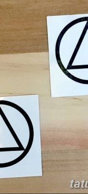 fotó háromszög és kör tetoválásról, kelt 2018.04.21 -én №084 - háromszög és kör tetoválás -